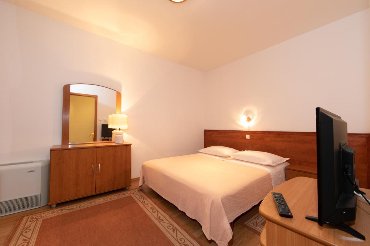 Apartmani Biser Tučepi Esterno foto