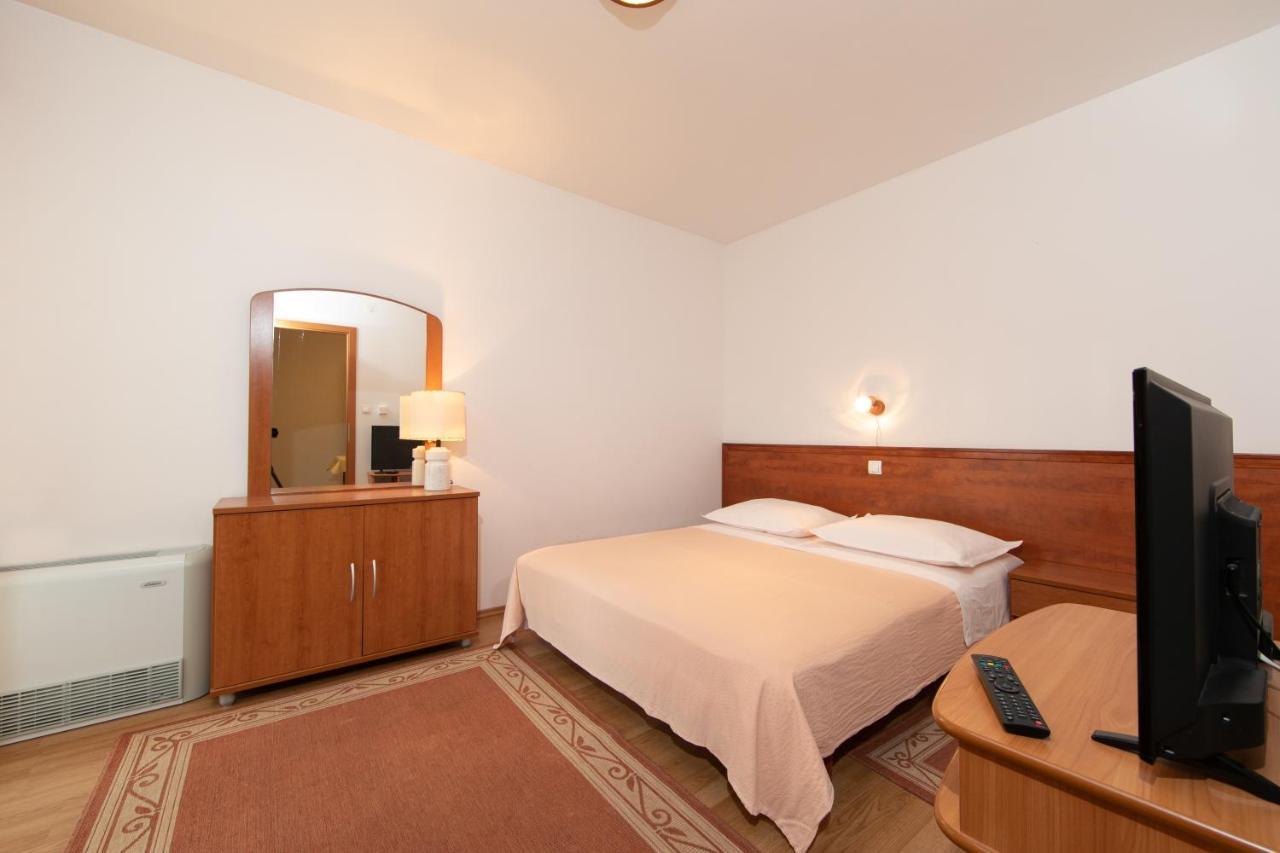 Apartmani Biser Tučepi Esterno foto